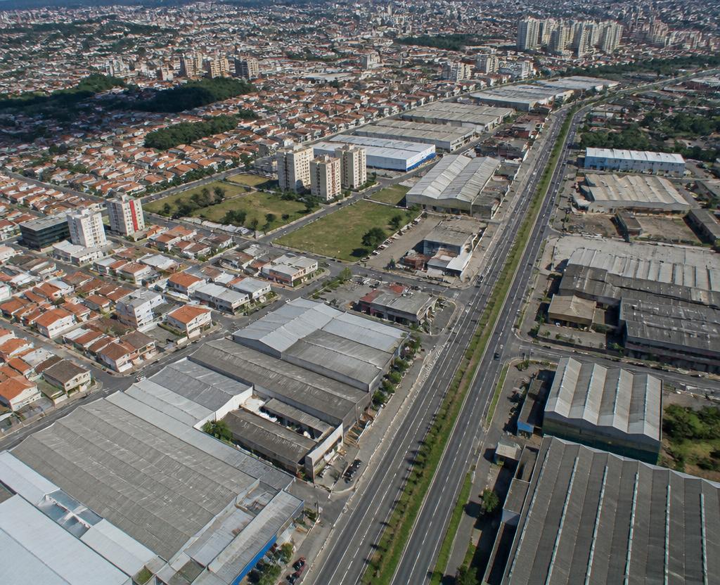 Vista aérea de um distrito urbano brasileiro atendido pela frota